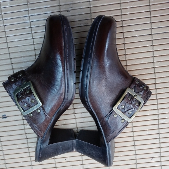 Clarks Bendables women's brown leather mule clogs. 2" heel.  Brass Studs and buc - Picture 9 of 11